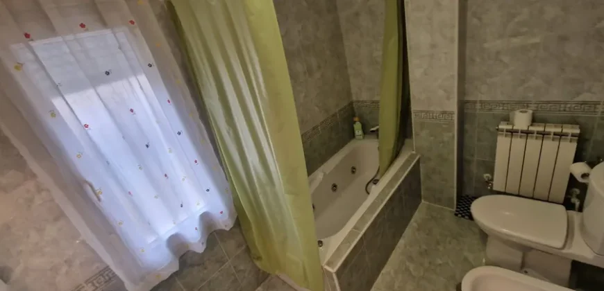 Chalet adosado en Venta de Baños con cuatro habitaciones y dos baños.