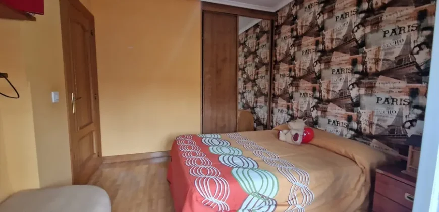 Chalet adosado en Venta de Baños con cuatro habitaciones y dos baños.