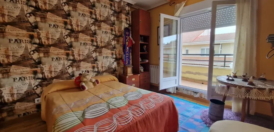 Chalet adosado en Venta de Baños con cuatro habitaciones y dos baños.