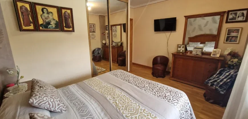 Chalet adosado en Venta de Baños con cuatro habitaciones y dos baños.