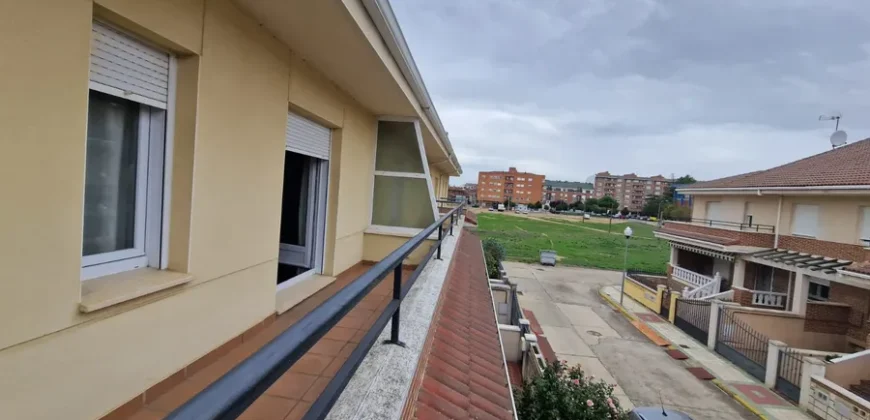 Chalet adosado en Venta de Baños con cuatro habitaciones y dos baños.