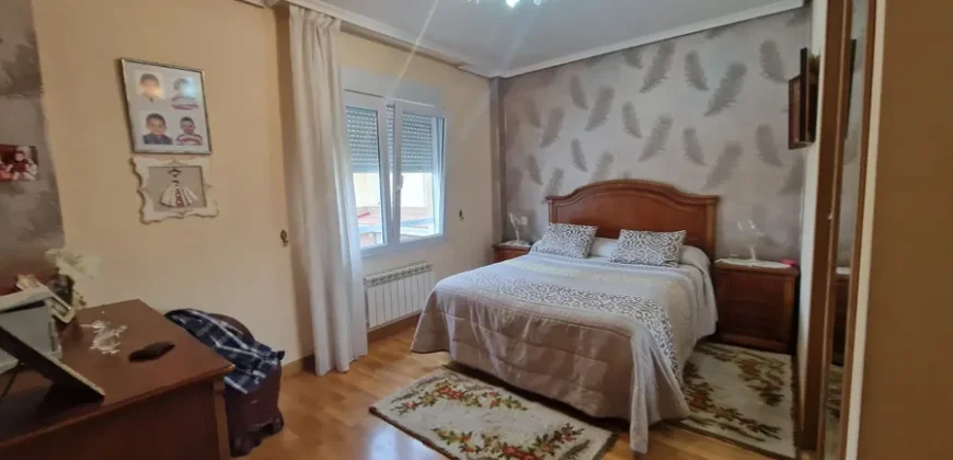 Chalet adosado en Venta de Baños con cuatro habitaciones y dos baños.