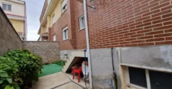 Chalet adosado en Venta de Baños con cuatro habitaciones y dos baños.