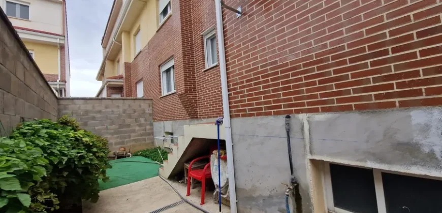 Chalet adosado en Venta de Baños con cuatro habitaciones y dos baños.