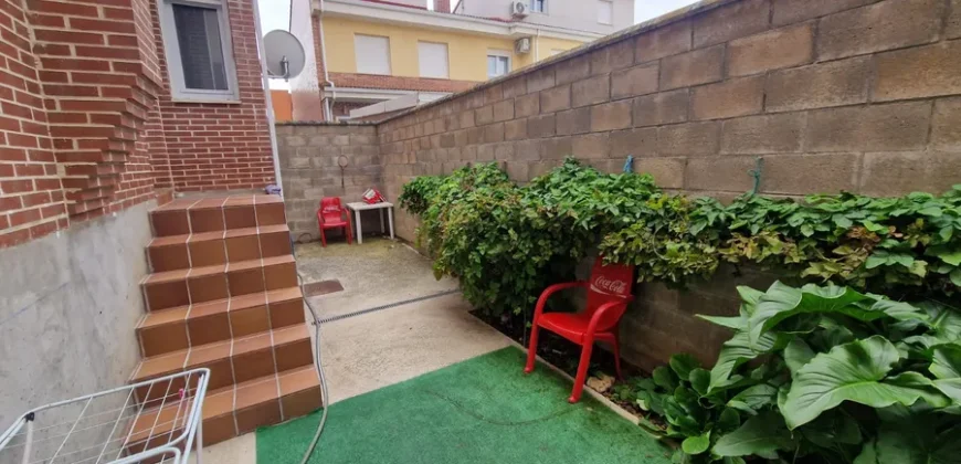 Chalet adosado en Venta de Baños con cuatro habitaciones y dos baños.