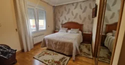 Chalet adosado en Venta de Baños con cuatro habitaciones y dos baños.