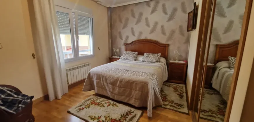 Chalet adosado en Venta de Baños con cuatro habitaciones y dos baños.