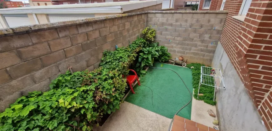 Chalet adosado en Venta de Baños con cuatro habitaciones y dos baños.