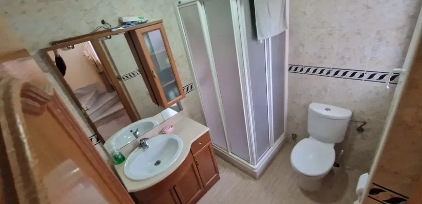 Chalet adosado en Venta de Baños con cuatro habitaciones y dos baños.