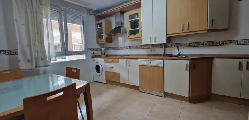 Chalet adosado en Venta de Baños con cuatro habitaciones y dos baños.