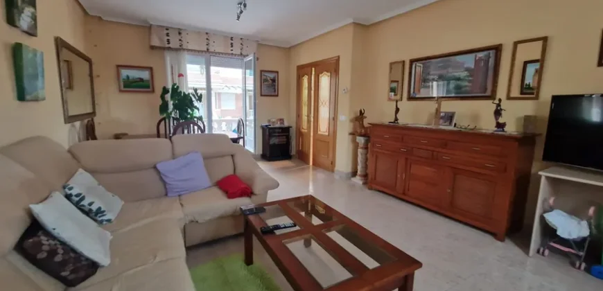 Chalet adosado en Venta de Baños con cuatro habitaciones y dos baños.