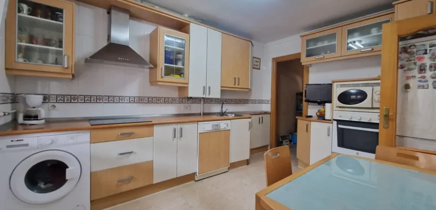 Chalet adosado en Venta de Baños con cuatro habitaciones y dos baños.