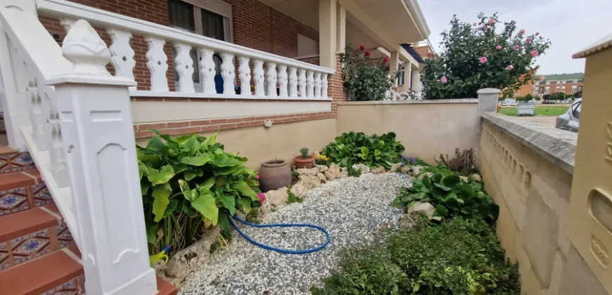 Chalet adosado en Venta de Baños con cuatro habitaciones y dos baños.