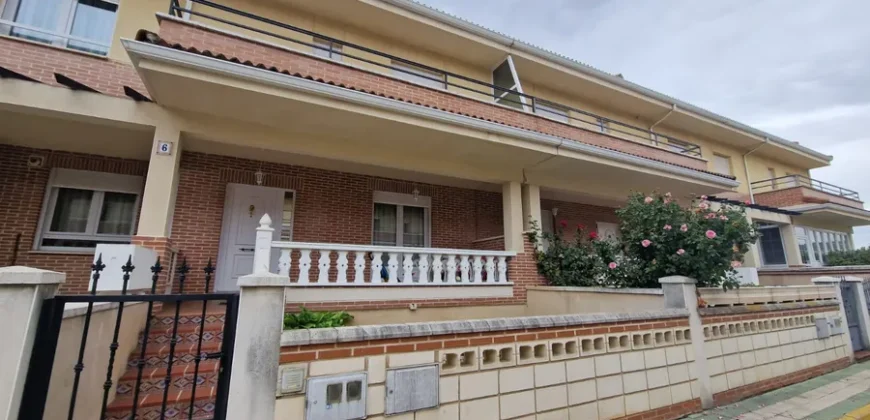 Chalet adosado en Venta de Baños con cuatro habitaciones y dos baños.