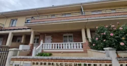 Chalet adosado en Venta de Baños con cuatro habitaciones y dos baños.