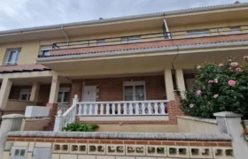 Chalet adosado en Venta de Baños con cuatro habitaciones y dos baños. Chalet adosado en Venta de Baños con cuatro habitaciones y dos baños.