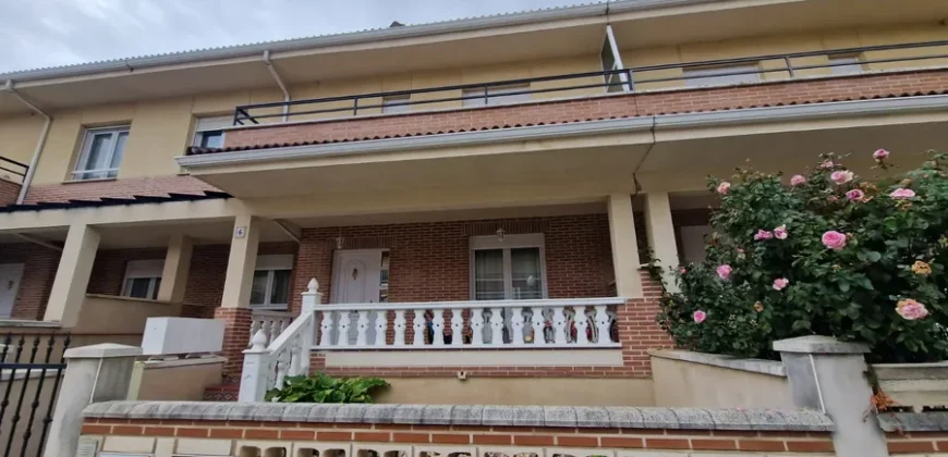 Chalet adosado en Venta de Baños con cuatro habitaciones y dos baños.