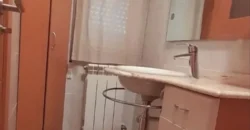 Piso estupendo de tres habitaciones y dos baños.