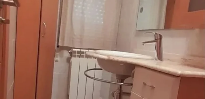 Piso estupendo de tres habitaciones y dos baños.