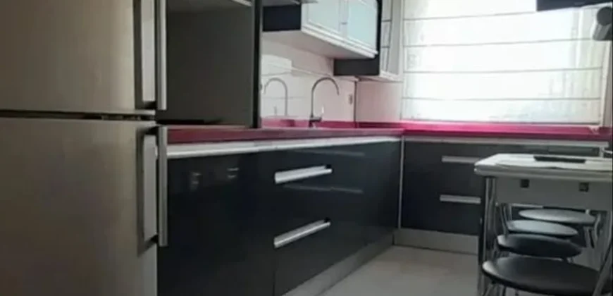 Piso estupendo de tres habitaciones y dos baños.