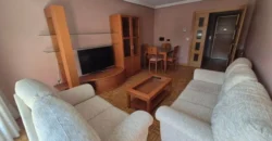 Piso estupendo de tres habitaciones y dos baños.