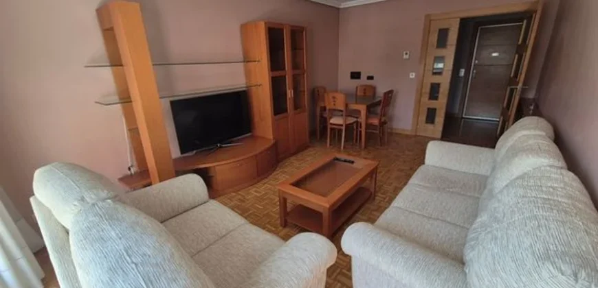 Piso estupendo de tres habitaciones y dos baños.