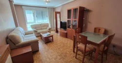 Piso estupendo de tres habitaciones y dos baños.