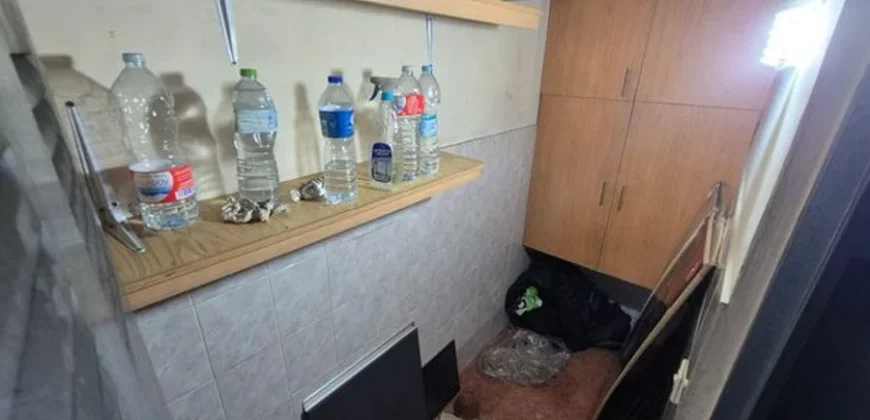 Piso estupendo de tres habitaciones y dos baños.