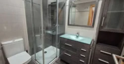 Piso estupendo de tres habitaciones y dos baños.