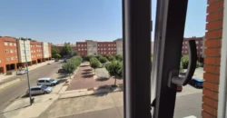 Piso estupendo de tres habitaciones y dos baños.