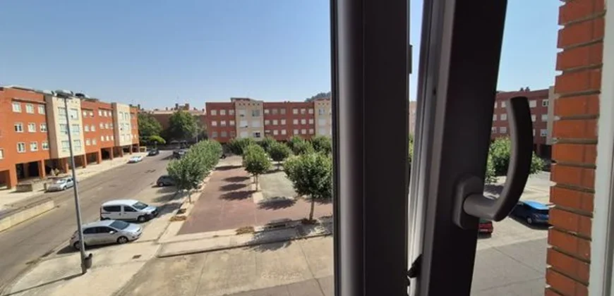 Piso estupendo de tres habitaciones y dos baños.