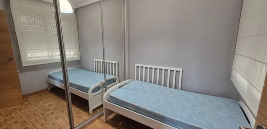 Piso estupendo de tres habitaciones y dos baños.