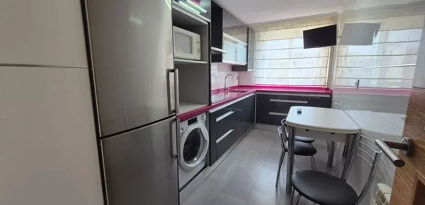 Piso estupendo de tres habitaciones y dos baños.