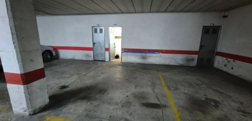 Piso estupendo de tres habitaciones y dos baños.