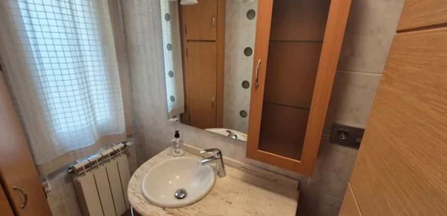 Piso estupendo de tres habitaciones y dos baños.