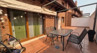 Chalet adosado de cuatro habitaciones para entrar a vivir.