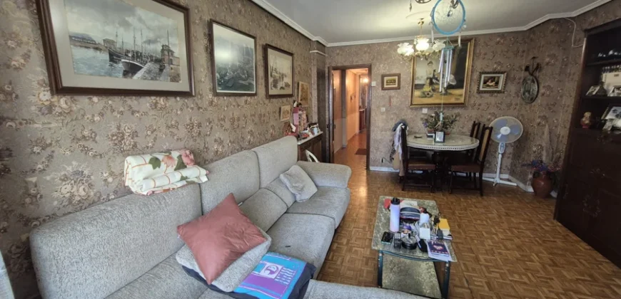 Piso céntrico de 4 habitaciones y dos baños