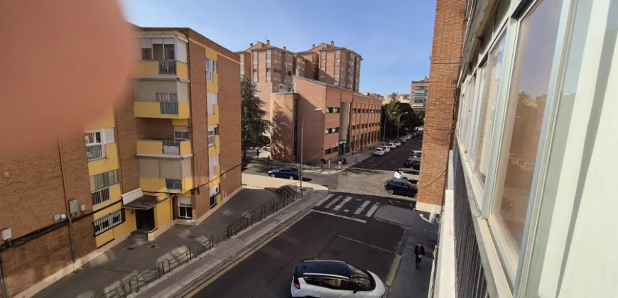 Piso de tres habitaciones con trastero.