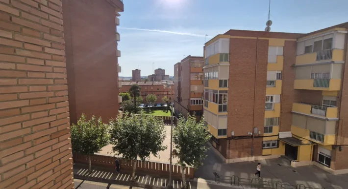 Piso de tres habitaciones con trastero.