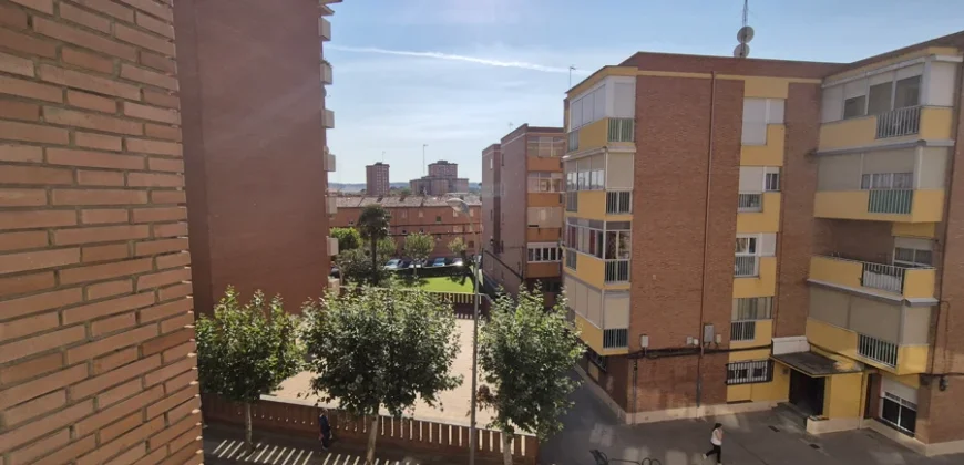 Piso de tres habitaciones con trastero.