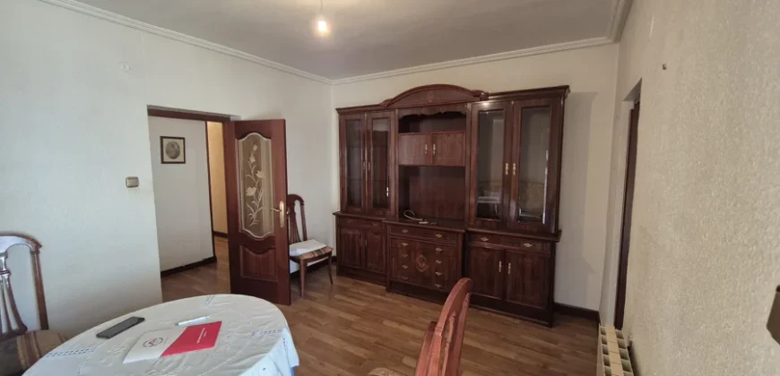 Piso de tres habitaciones con trastero.