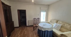 Piso de tres habitaciones con trastero.