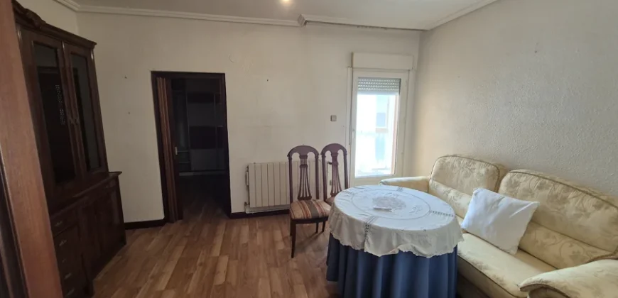 Piso de tres habitaciones con trastero.