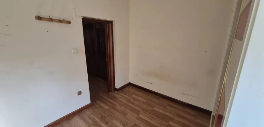 Piso de tres habitaciones con trastero.