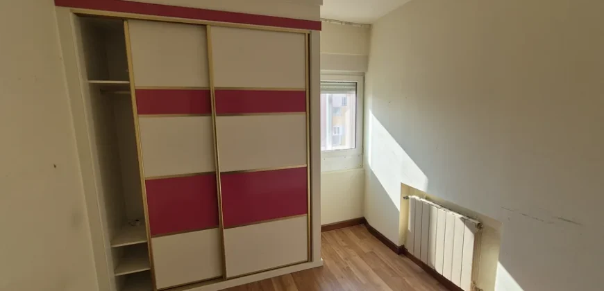 Piso de tres habitaciones con trastero.