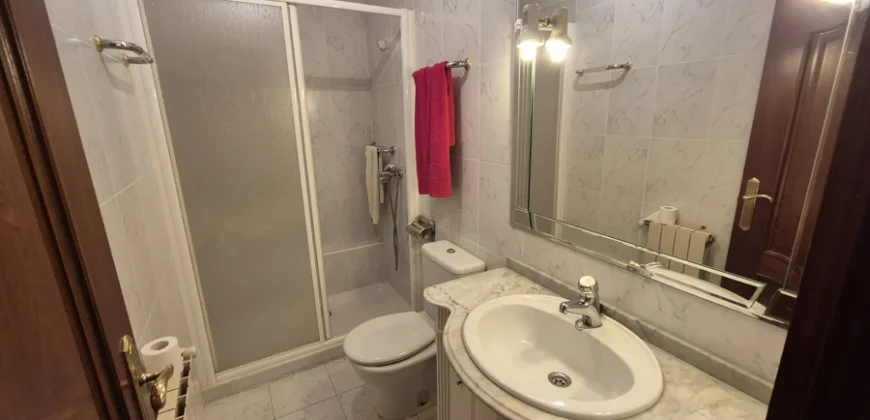 Piso de tres habitaciones con trastero.