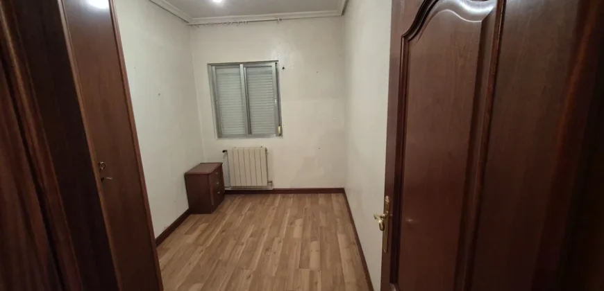 Piso de tres habitaciones con trastero.