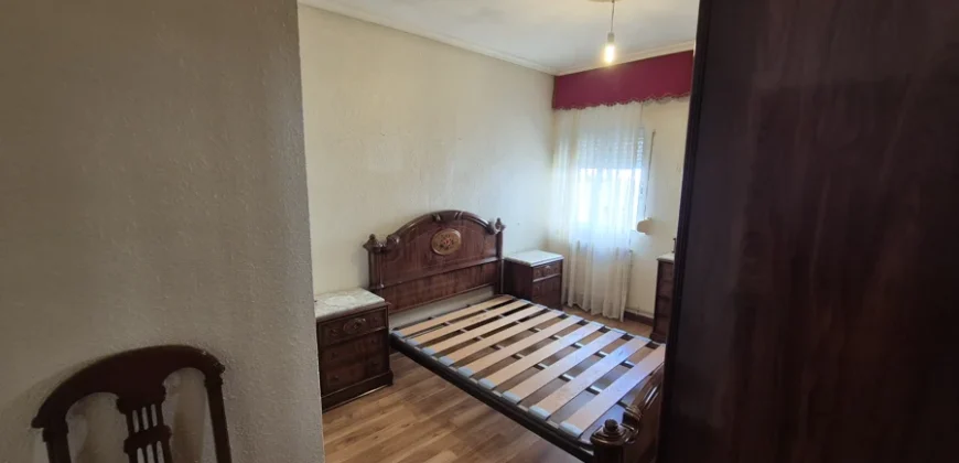 Piso de tres habitaciones con trastero.