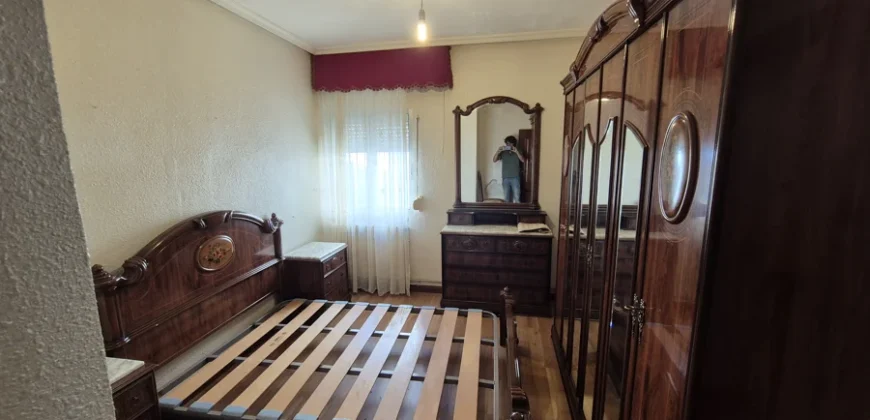 Piso de tres habitaciones con trastero.