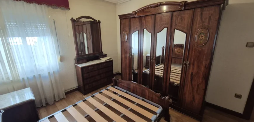 Piso de tres habitaciones con trastero.